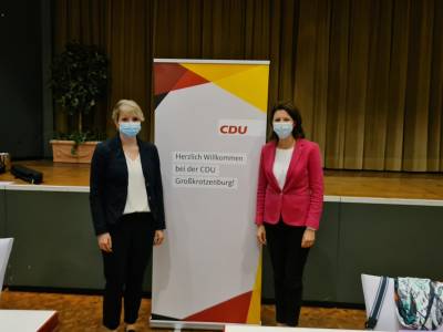 von links Theresa Neumann, Dr. Katja Leiert